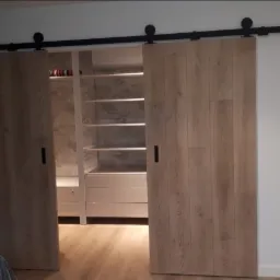 Drzwi przesuwne loft pokryte panelami podłogowymi