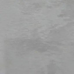 Świeżo nałożona, szara, dekoracyjna powłoka na ścianie z widoczną fakturą i delikatnymi smugami.