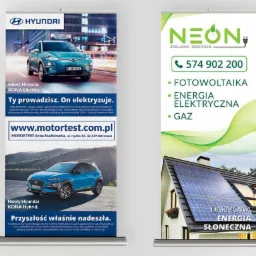 Dwa roll-upy reklamowe: jeden z niebieskim Hyundai Kona Electric i Hybrid na tle górskim, drugi z logo firmy Neon, listą usług (fotowoltaika, energia elektryczna, gaz) i domem z panelami słonecznymi.