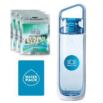 Zestaw: przezroczysta butelka z niebieskimi elementami, trzy srebrne saszetki z napisem Coral-Mine i widoczną zawartością oraz niebieski kwadrat z napisem WATER PACK.