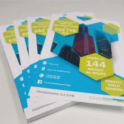 Stos ulotek reklamowych z ofertą finansowania dla firm, z elementami graficznymi w kolorach niebieskim i żółtym oraz danymi kontaktowymi firmy.