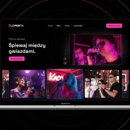 AK Brainding Adrian Kielczyk - Projekt landing page'a dla Orbita Pokoje Karaoke na MacBooku Pro, z hasłem 'Śpiewaj między gwiazdami', ciemnym tłem i dynamicznymi zdjęciami bawiących się osób.
