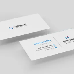 Dwie wizytówki firmy Helping Hand leżące na jasnym tle, z logo i danymi kontaktowymi w kolorze niebieskim, prezentujące minimalistyczny projekt graficzny.