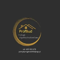 Złote logo firmy budowlanej ProfBud na ciemnym tle. Zawiera grafikę domu, nazwę firmy, opis 'Usługi Ogólnobudowlane', numer telefonu i adres e-mail.