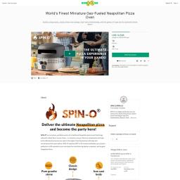 Dankor Digital - Zdjęcie produktu: przenośny, gazowy piec do pizzy neapolitańskiej Spin-O na drewnianym stole, z pizzą, napojami i jajkami w tle. Widoczni ludzie trzymający kieliszki z napojami. Promocja produktu...