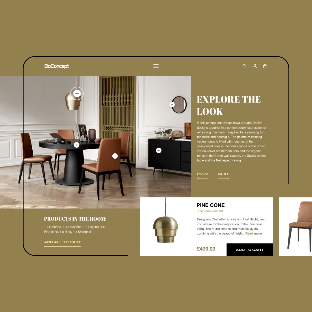 Wnętrze salonu z okrągłym stołem, krzesłami z brązowej skóry, czarną komodą i złotą lampą wiszącą, prezentowane na stronie internetowej producenta mebli.