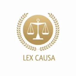 Złote logo kancelarii prawnej Lex Causa przedstawiające wagę sprawiedliwości otoczoną wieńcem laurowym na białym tle.