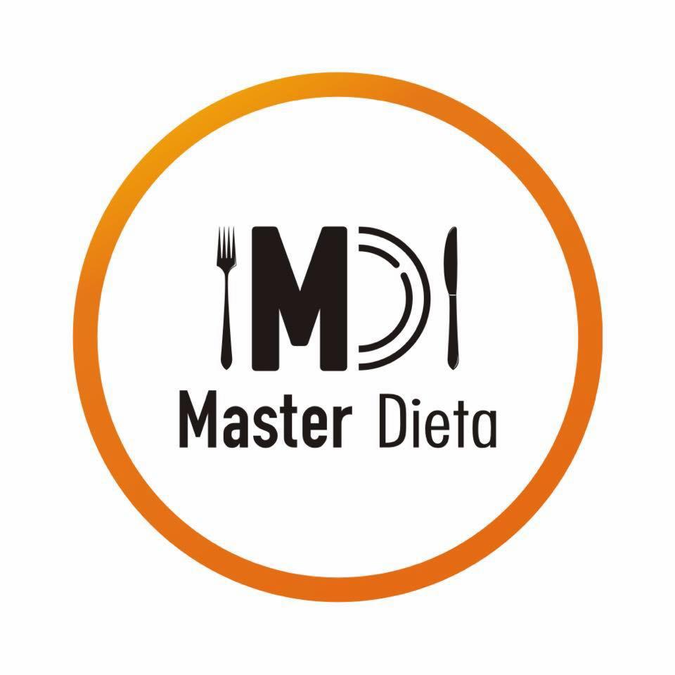 Logo Master Dieta: czarny napis i symbol talerza, noża i widelca w pomarańczowym okręgu.