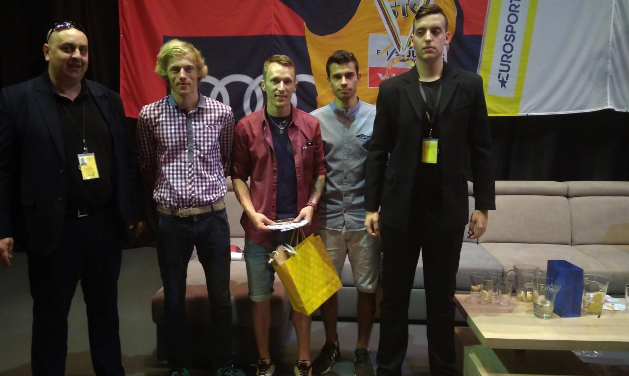 Zabezpieczenie Reprezentacji Polski skoczków narciarskich z fanami