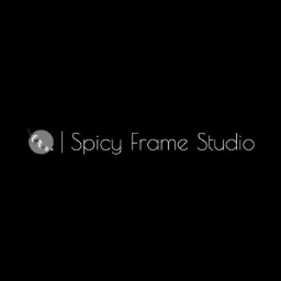 Minimalistyczne logo studia fotograficznego 'Spicy Frame Studio' z motywem papryczki chili w odcieniach szarości na czarnym tle.