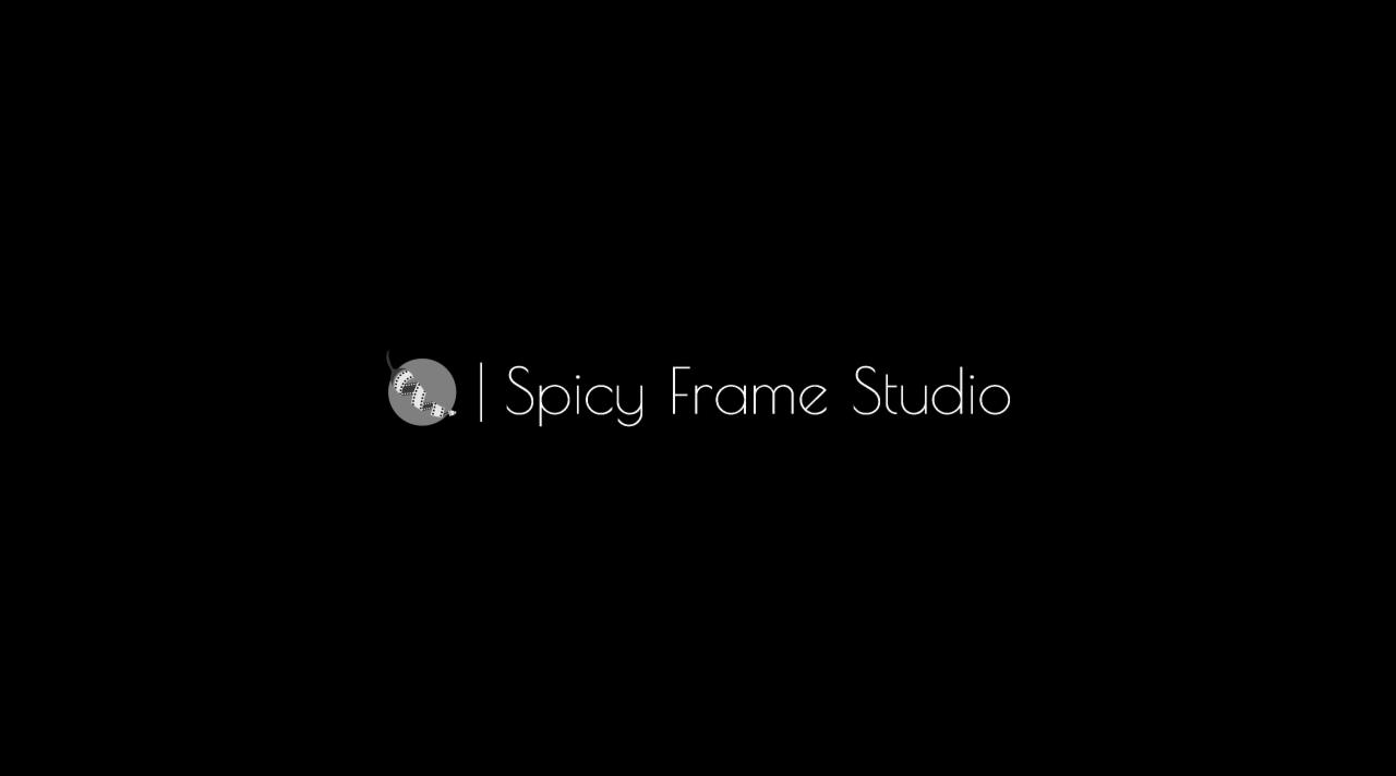 Minimalistyczne logo studia fotograficznego 'Spicy Frame Studio' z motywem papryczki chili w odcieniach szarości na czarnym tle.