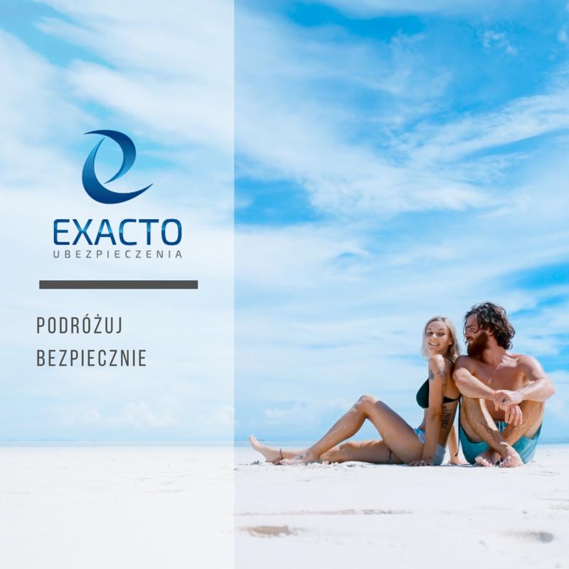 Ubezpieczenie podróżne: para na plaży pod błękitnym niebem, logo 'Exacto Ubezpieczenia' i hasło 'Podróżuj bezpiecznie' w lewej części kadru.