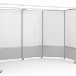 Agenda sp. z o.o. - Mobilna ścianka działowa z przezroczystymi panelami i szarą dolną częścią na kółkach, zarys sylwetki osoby w tle.