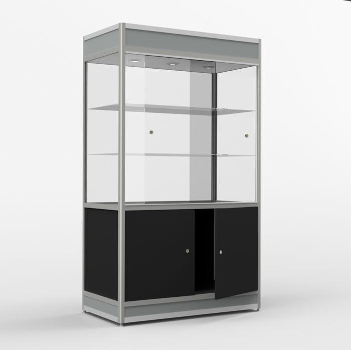 Pusta, dwupoziomowa gablota muzealna z szarymi ramami i czarnymi szafkami na dole, z jedną szafką lekko otwartą.