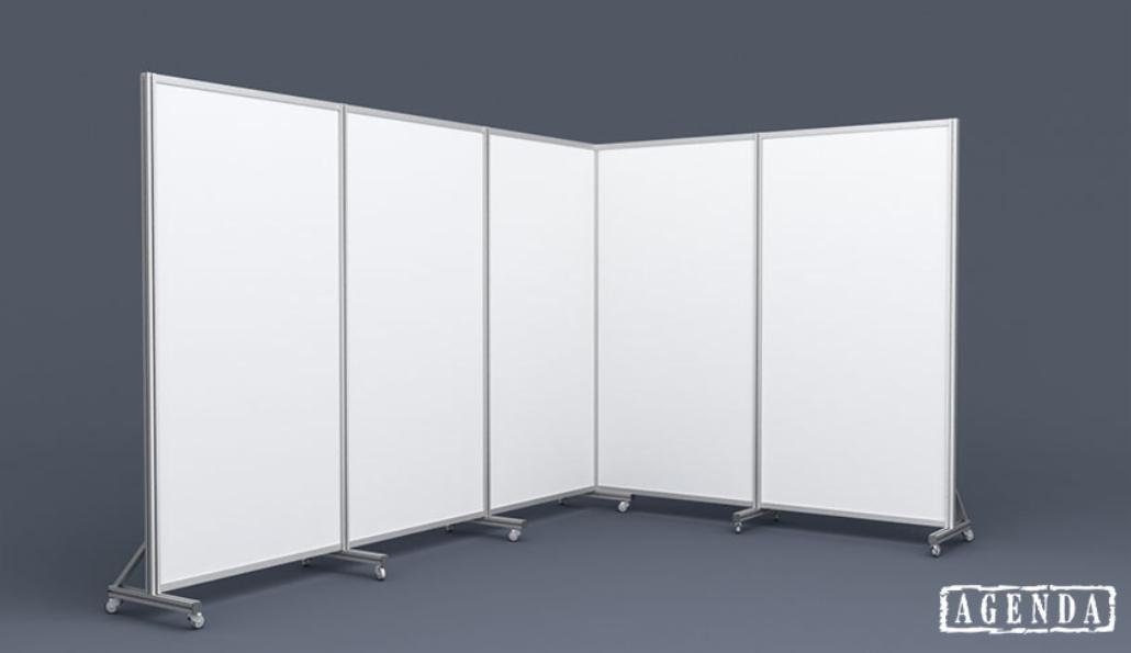 Mobilna tablica suchościeralna z metalową ramą i kółkami, ustawiona w kąt, na szarym tle.