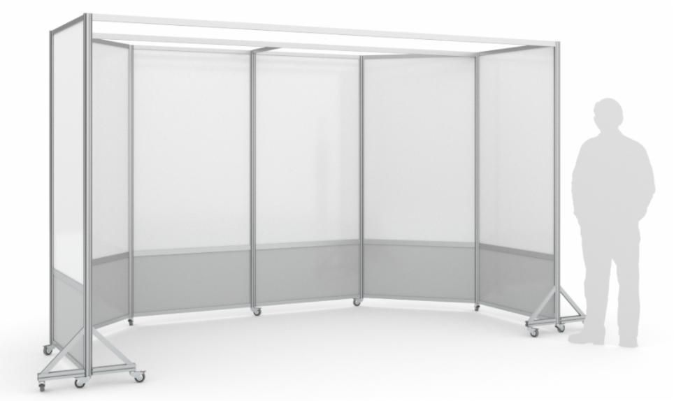 Mobilna ścianka działowa z przezroczystymi panelami i szarą dolną częścią na kółkach, zarys sylwetki osoby w tle.