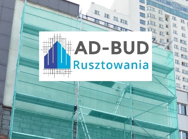Budynek w rusztowaniach, osłonięty siatką ochronną. Na pierwszym planie logo firmy AD-BUD Rusztowania. W tle wysoki budynek z oknami.