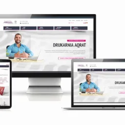 Prezentacja responsywnego projektu strony internetowej drukarni na monitorze, laptopie, tablecie i smartfonie, ukazująca spójny design i funkcjonalność na różnych urządzeniach.