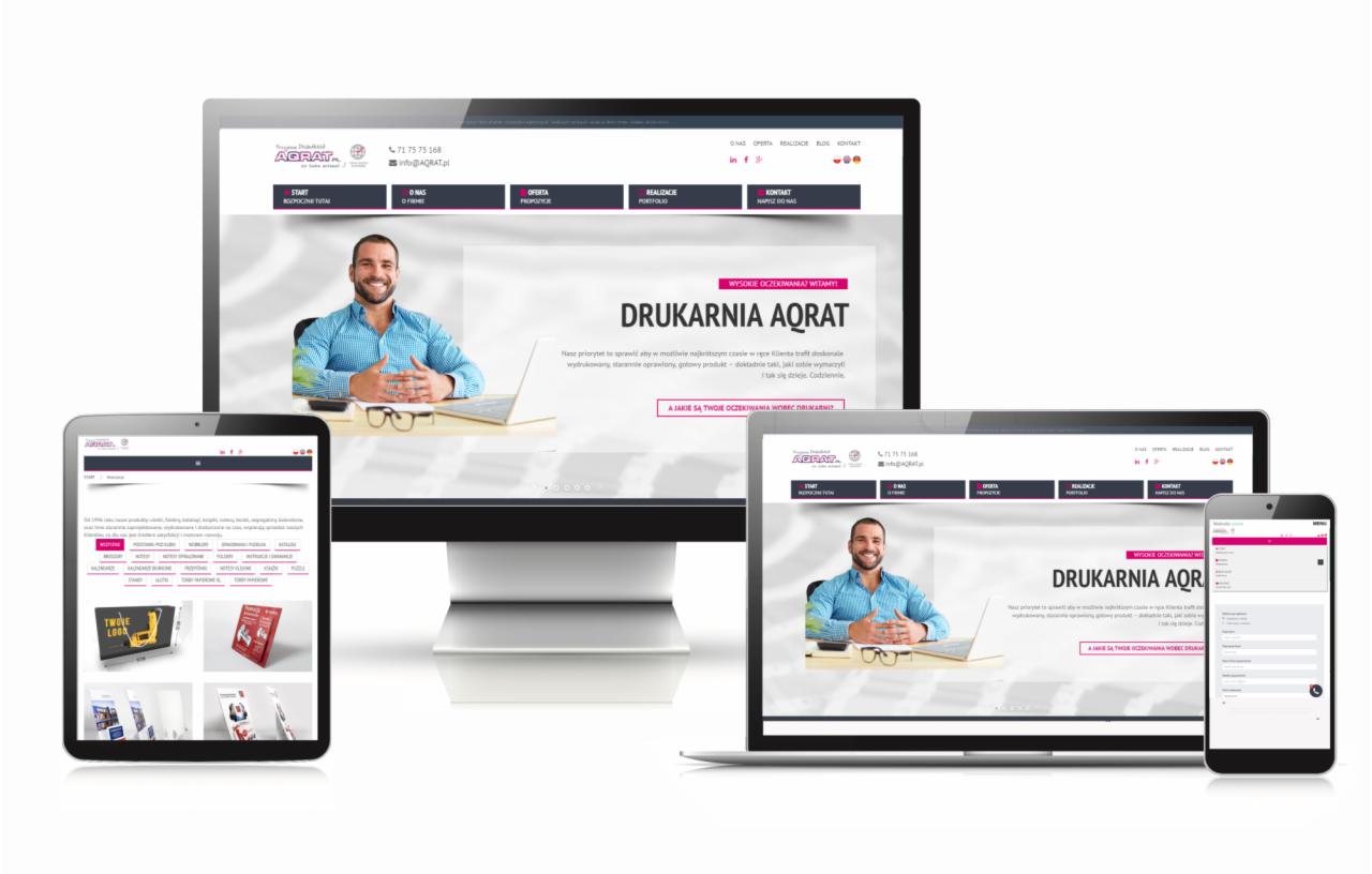 Prezentacja responsywnego projektu strony internetowej drukarni na monitorze, laptopie, tablecie i smartfonie, ukazująca spójny design i funkcjonalność na różnych urządzeniach.