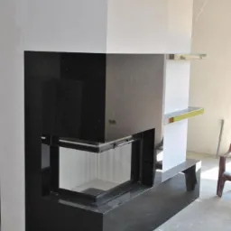 nowoczesny kominek obłożony czarnym granitem star galaxy