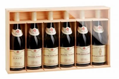 Drewniana skrzynka z sześcioma butelkami wina Beaune Premier Cru o różnych rocznikach, każda w osobnej przegródce.