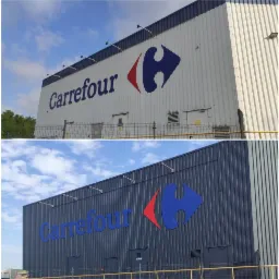 Porównanie elewacji budynku Carrefour przed i po odświeżeniu: górna część pokazuje zabrudzoną, jasną elewację, dolna część prezentuje odnowioną, ciemnoniebieską elewację z wyraźnym logo.