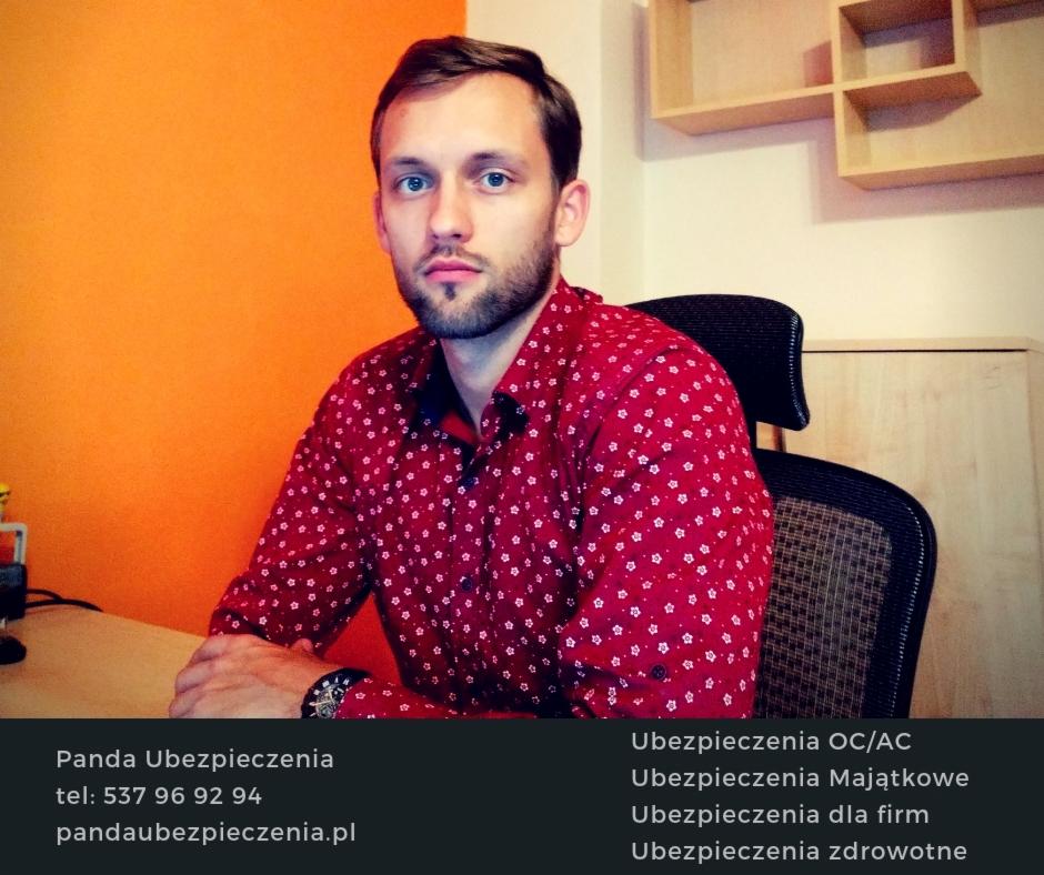 Portret mężczyzny w czerwonej koszuli z białymi kwiatkami, siedzącego na krześle biurowym na tle pomarańczowej ściany, z widocznymi danymi kontaktowymi firmy ubezpieczeniowej Panda Ubezpieczenia.