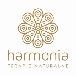 Logo firmy Harmonia Terapie Naturalne z abstrakcyjnym motywem kwiatowym w kolorze złota na białym tle.