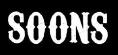 Napis 'SOONS' wykonany białą, szorstką czcionką na czarnym tle.