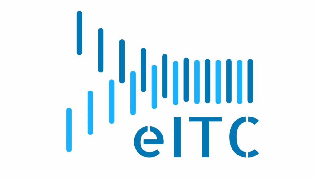 Niebieskie pionowe linie o różnej gęstości, układające się w abstrakcyjny wzór nad napisem 'eITC' w kolorze niebieskim na białym tle.