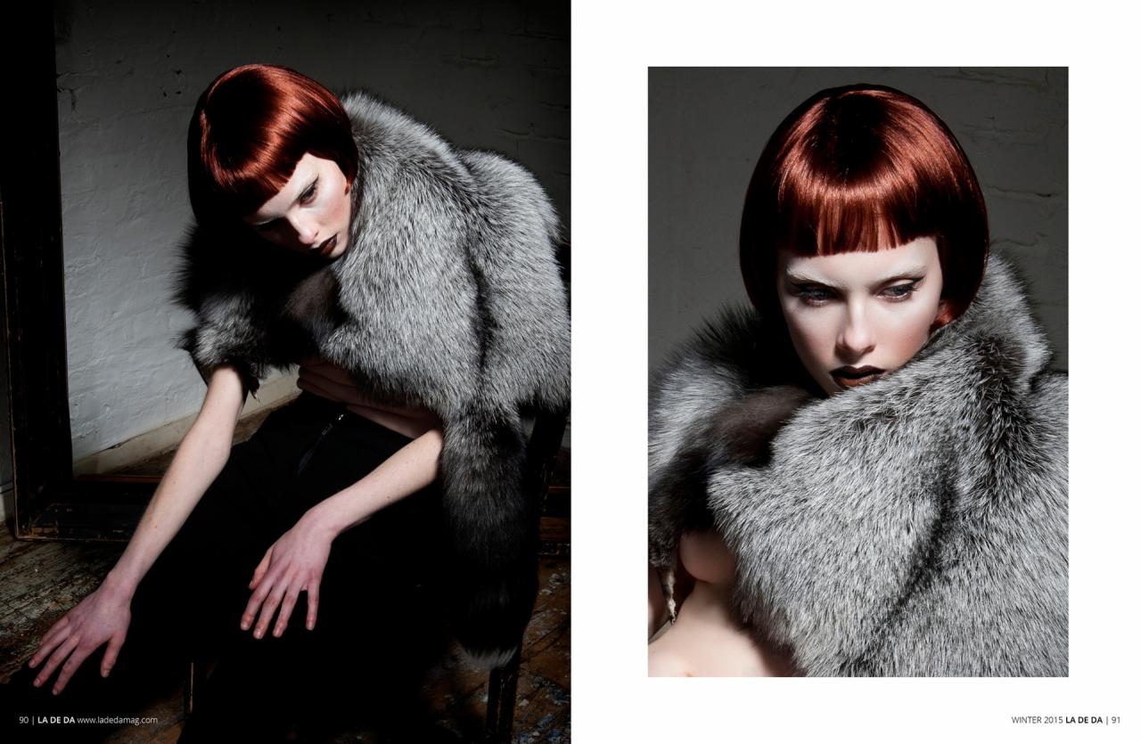 Dwa ujęcia modelki z krótkimi, rudymi włosami i mocnym makijażem, ubranej w futro z szarych lisów na tle szarej ściany.