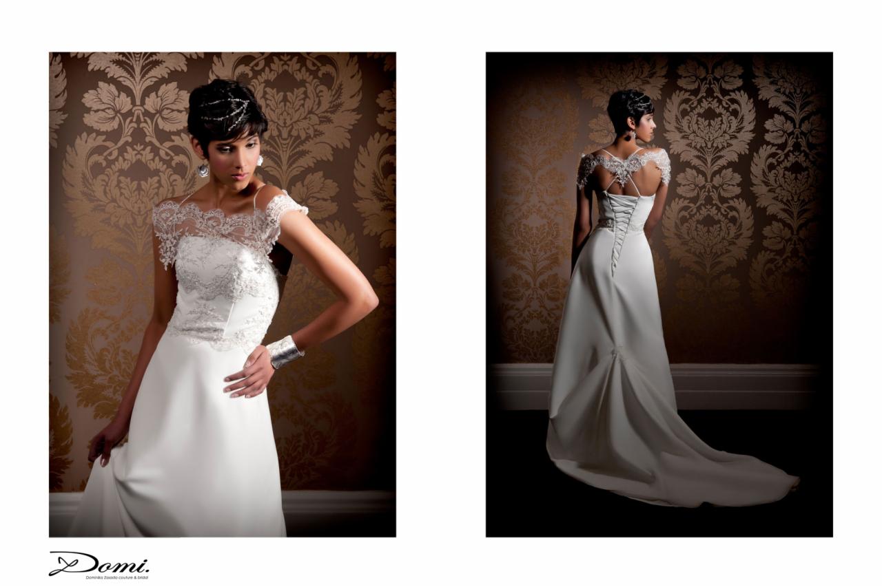Dwa ujęcia modelki w białej sukni ślubnej z koronkową górą na tle brązowej ściany w ornamenty, z przodu i z tyłu, widoczne srebrne kolczyki i bransoleta.