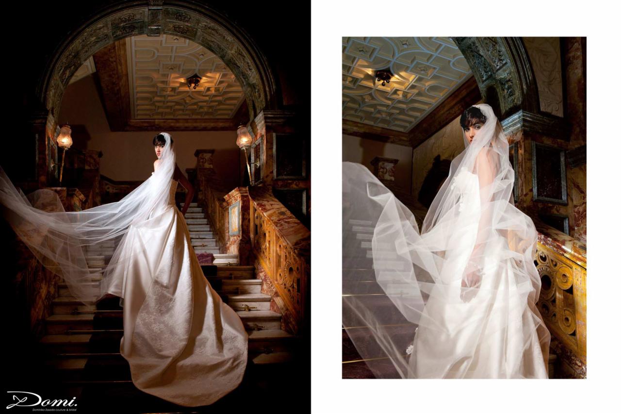 Panna młoda w białej sukni i welonie pozuje na marmurowych schodach z ozdobną balustradą w zabytkowym wnętrzu z łukowym przejściem i kasetonowym sufitem.