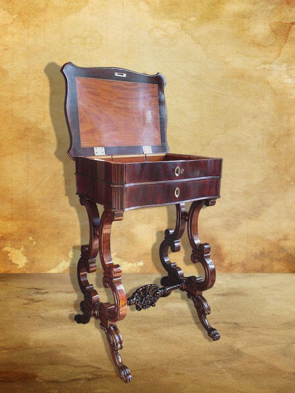 Antyczny, ciemnobrązowy sekretarzyk z dwoma szufladami i otwartą klapą, ozdobne nogi, stylizowane tło.