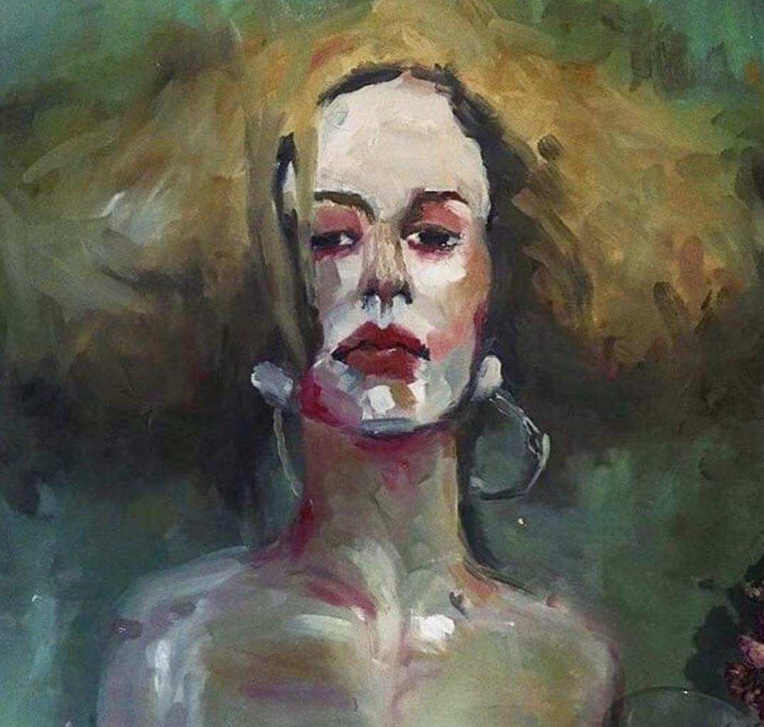 Portret kobiety namalowany grubymi pociągnięciami pędzla w odcieniach zieleni, bieli i czerwieni, z ekspresyjnym wyrazem twarzy i dużymi kolczykami.