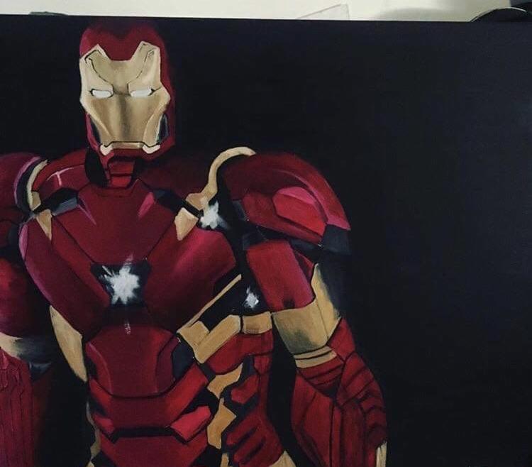 Ręcznie malowany portret Iron Mana na czarnym tle, widoczne pociągnięcia pędzla i detale zbroi.