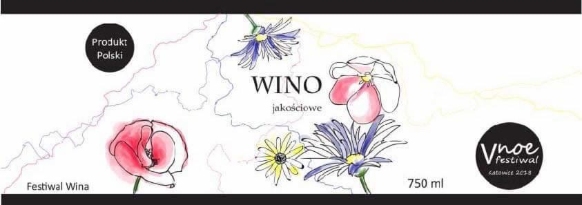 Etykieta wina jakościowego z motywami kwiatowymi, napisem 'WINO' i logo festiwalu w Katowicach, stylizowana na akwarelę.