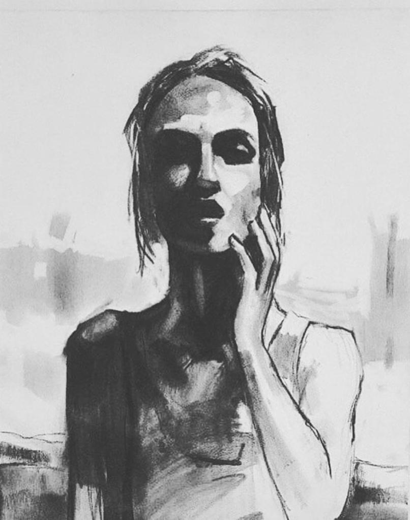 Czarno-biały portret kobiety z dłonią przy twarzy, wykonany techniką szkicowania węglem lub ołówkiem.