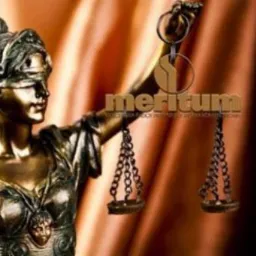 Złota statuetka Temidy z zasłoniętymi oczami, trzymająca wagę na tle pomarańczowo-czarnego tła, z widocznym logo firmy 'meritum'.