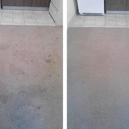 Mobilna Myjnia Mycie Pełną Parą - Porównanie stanu dywanu przed i po czyszczeniu: po lewej stronie widoczne liczne zabrudzenia, po prawej dywan czysty, jednolity kolor, widoczne płytki podłogowe i fragmenty zabudowy kuchennej w tle.