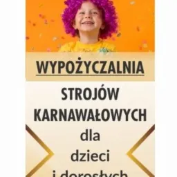 Uśmiechnięta dziewczynka w fioletowej peruce i żółtym stroju na tle pomarańczowego tła z konfetti, nad nią żółta kokarda w kropki. Poniżej napis: Wypożyczalnia strojów karnawałowych dla dzieci...