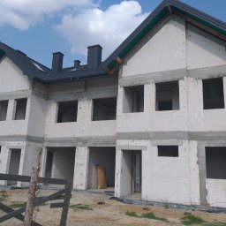 Budowa stanu surowego otwartego 2 budynków mieszkalnych jednorodzinnych dwulokalowych (roboty murarskie i żelbetowe) - Wiązowna, ul. Klonowa - 2021 rok