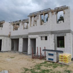 Budowa stanu surowego otwartego 2 budynków mieszkalnych jednorodzinnych dwulokalowych - Wiązowna, ul. Klonowa - 2021 rok