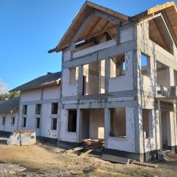 Budowa stanu surowego otwartego trzech  budynków mieszkalnych jednorodzinnych oraz jednego gospodarczego (roboty murarskie i żelbetowe) - Wiązowna, ul. Klonowa - 2021 rok