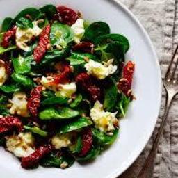 Usługi Gastronomiczne - sałatka ze szpinakiem i mozzarellą z suszonymi pomidorami