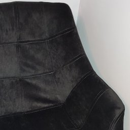 Tapicerka fotela zszyta z 36elementow, stebnówką kontrastowym kolorem nici