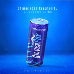 Puszka fioletowego napoju Silver Fox z kroplami wody na niebieskim tle, z napisem 'Stimulates Creativity' i 'Limited Edition'.