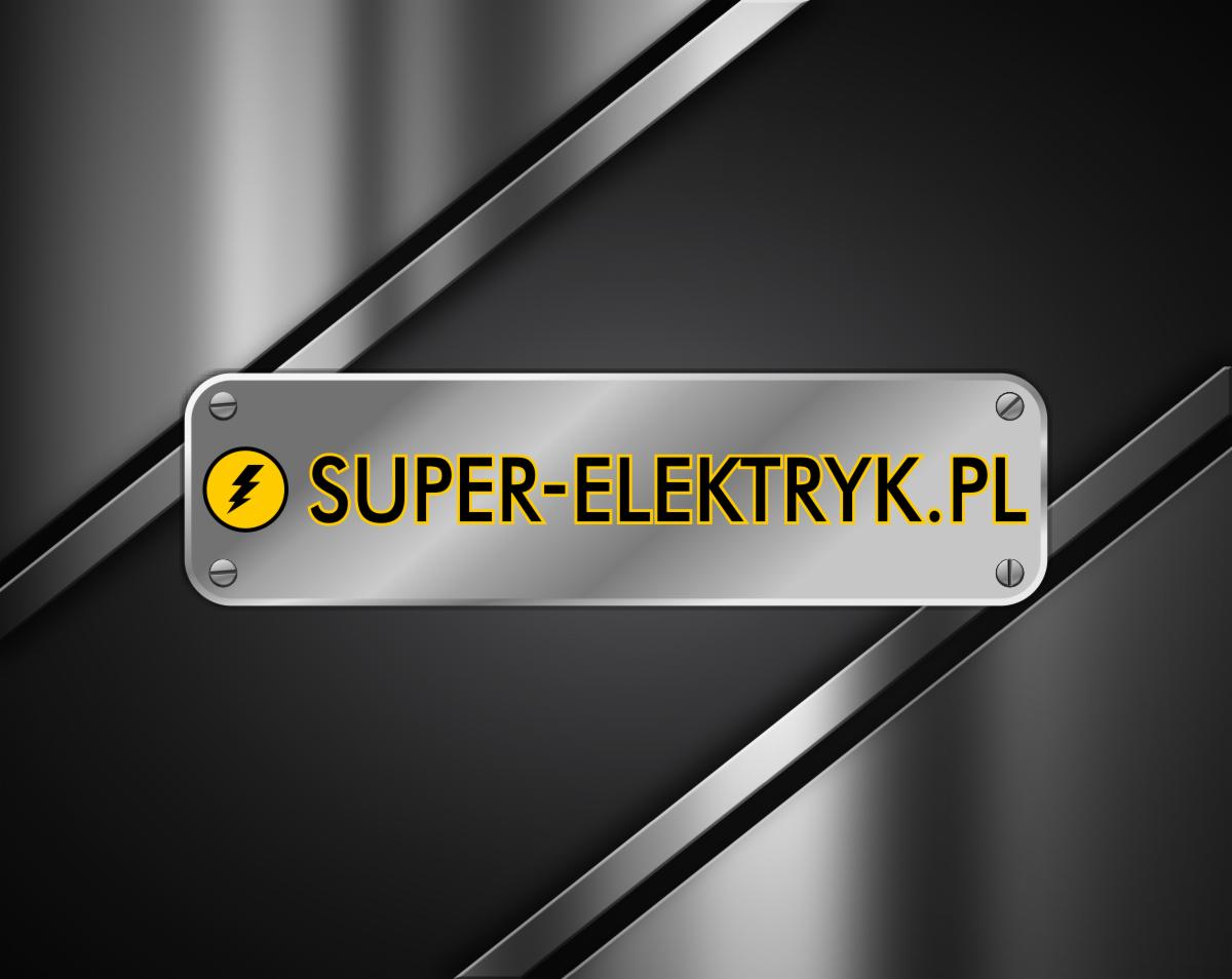 Metalowa tabliczka z napisem SUPER-ELEKTRYK.PL i symbolem błyskawicy na tle ciemnej, metalowej powierzchni z ukośnymi pasami.