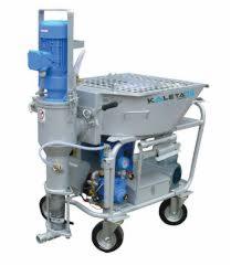 Profesjonalna maszyna do nakładania tynków, marki Kaleta, z widocznymi elementami pompy i zbiornika, na białym tle.