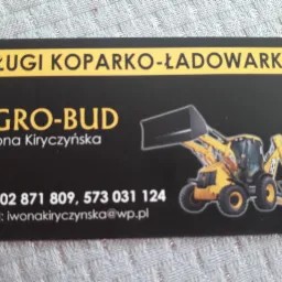 Wizytówka firmy AGRO-BUD oferującej usługi koparko-ładowarką, z ilustracją żółtej maszyny JCB na czarnym tle, danymi kontaktowymi Iwony Kiryczyńskiej i adresem e-mail.
